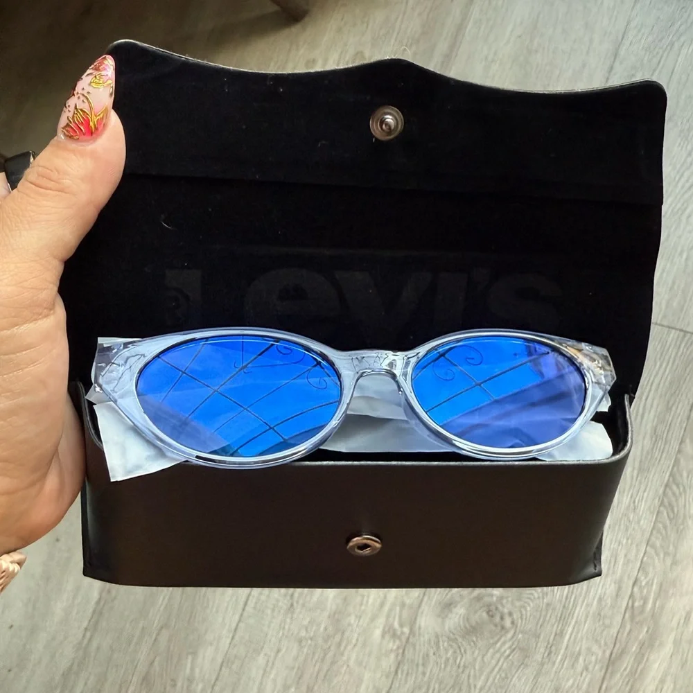 Levi’s Blue Cat Eye Sunglasses - Picture 4 of 5